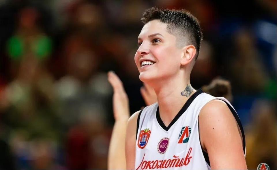 卡拉库尔特本来就是土耳其女排的接应,后来瓦尔加斯来了,她被改成主攻