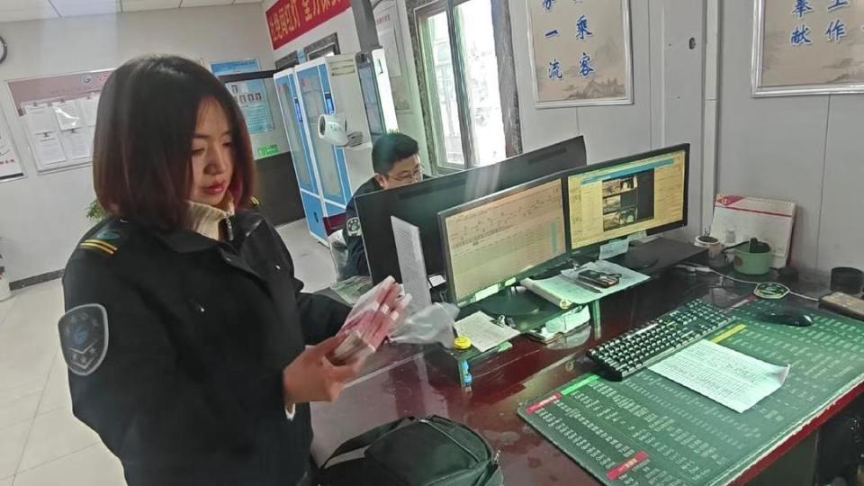 乘客大意丢失家里“急用钱”，被细心驾驶员“意外”发现_腾讯新闻