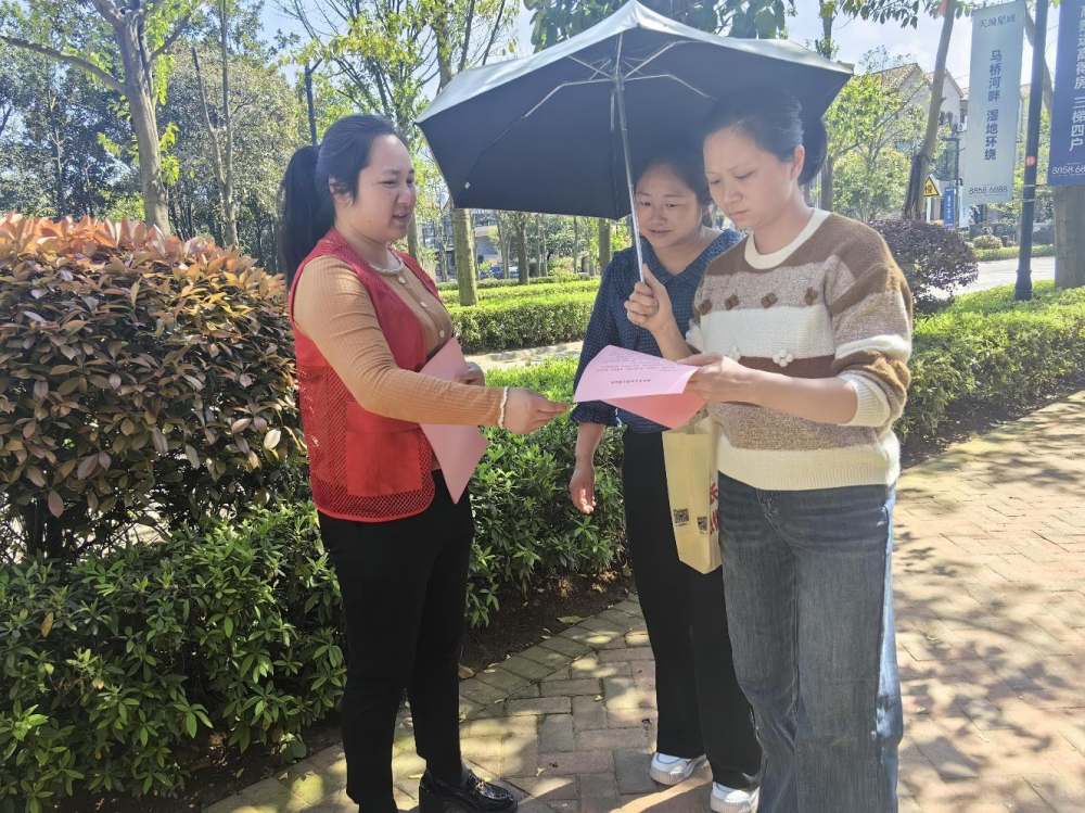 响堂湾社区三长助力环保文明祭祀念故人环保宣传活动