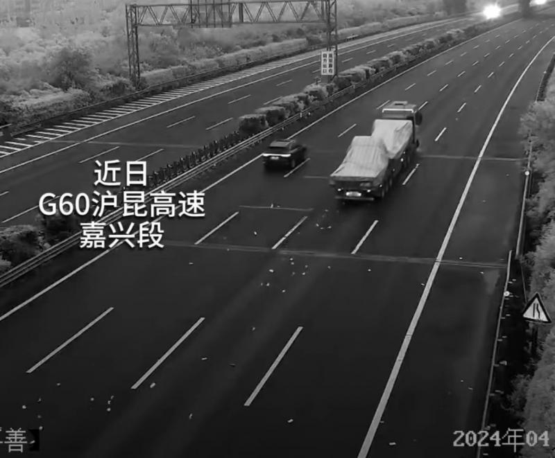 两人争吵 高速公路怒撒4.3万现金