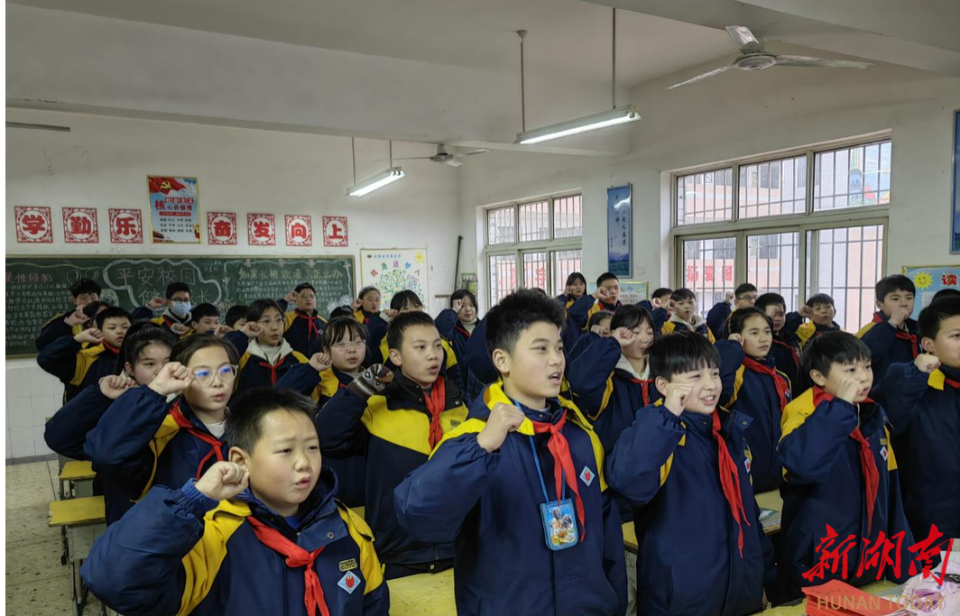 开学第一天天寒难挡开学热耒阳20余万名学子顺利报到