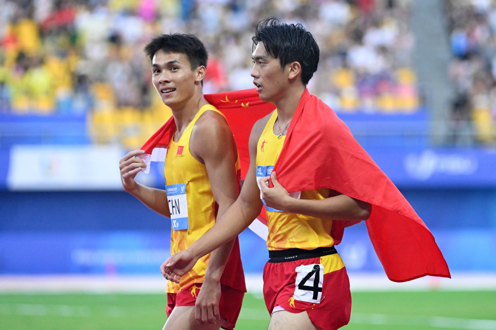 成都大运会田径男子4x100米接力中国队夺冠2