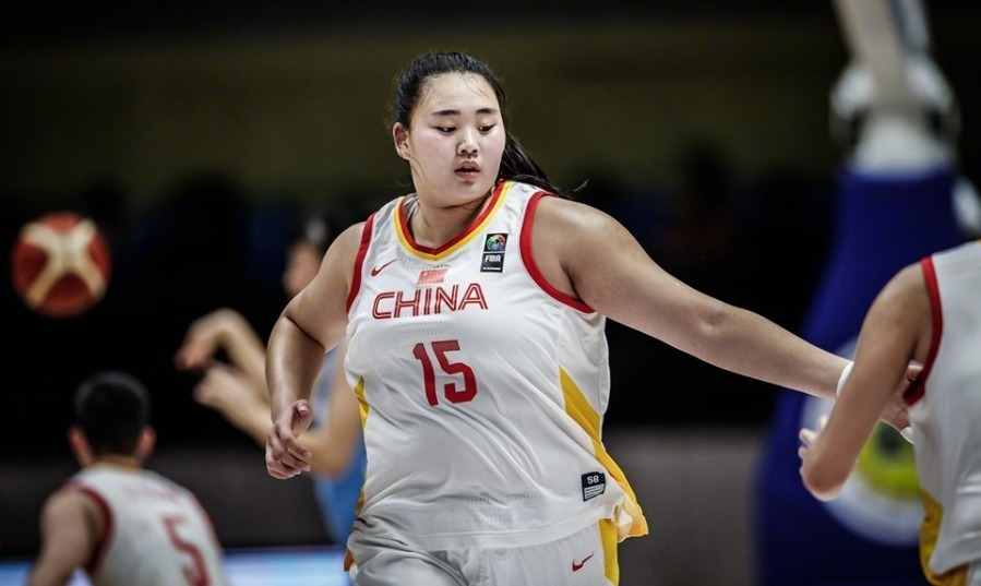 成都大运会女篮比赛上,中国队的刘禹彤火到没朋友.