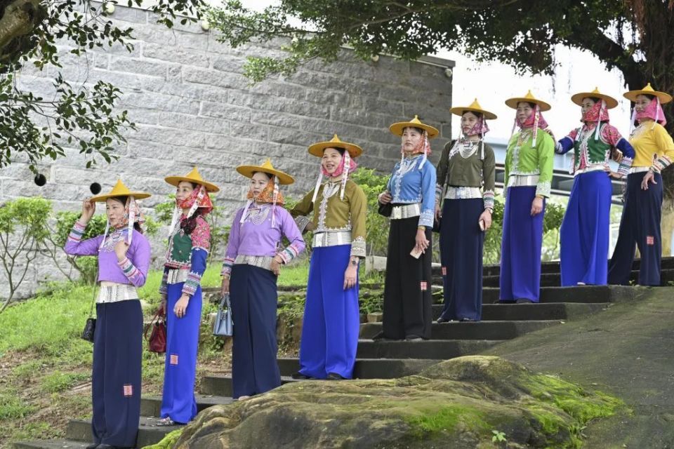 黄斗笠,花头巾,短上衣,宽筒裤,这是福建泉州惠安女服饰的典型搭
