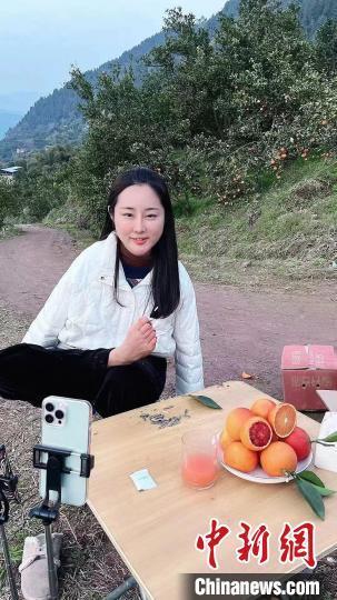 刘浩 李向前5月9日,在安徽省蚌埠市五河县,无臂女孩杨莉正通过短视频