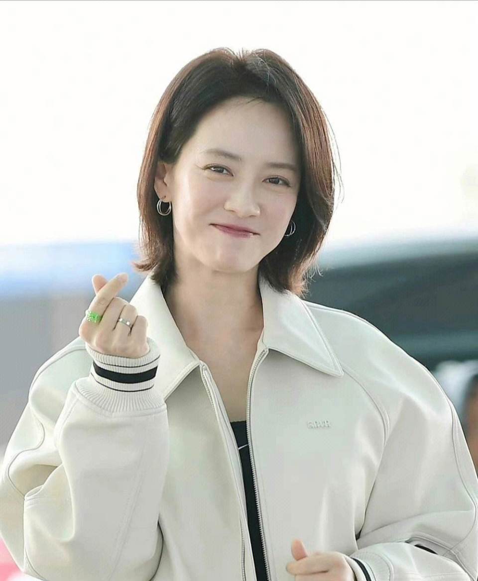 宋智孝又变回可爱长发小仙女啦淡黄的长裙蓬松的头发