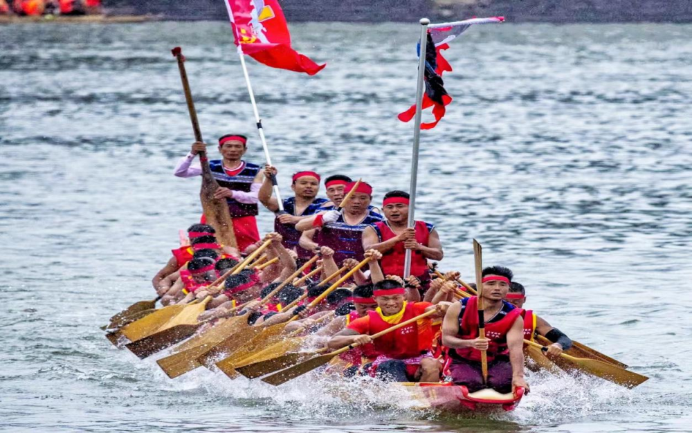 沅陵传统龙舟丨雨中炸裂的荷尔蒙——铁骨又柔情的苗家汉子"首战"沅江