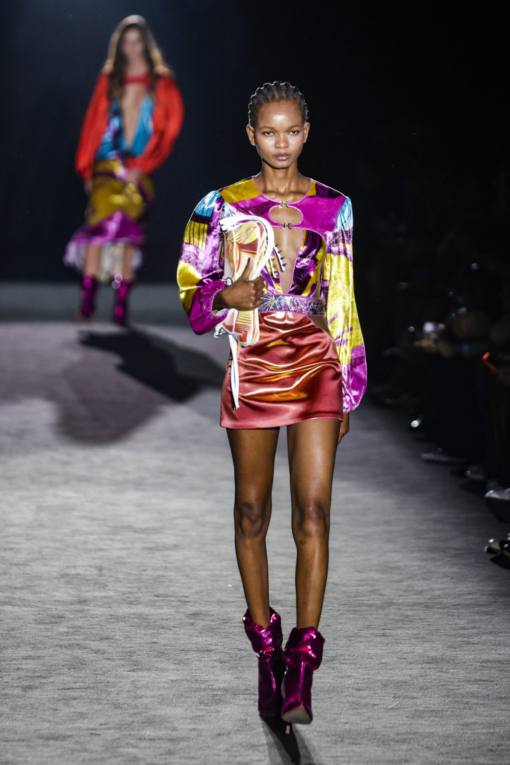 10月25日,模特在西班牙巴塞罗那080时装秀上展示custo barcelona品牌