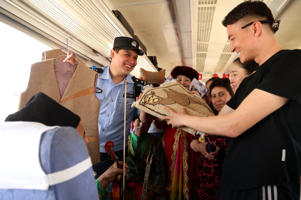 当穿行于塔克拉玛干沙漠边缘7558次"玉龙号"公益小慢车缓缓驶入皮山站