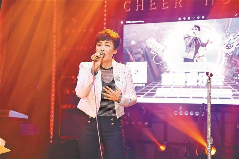 她先后自编自导自演,举办了"西乡本土歌手公益演唱会","丽姐歌友会"等