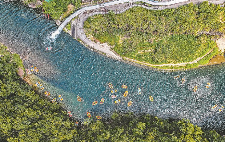 寿宁县:游客体验皮筏漂流