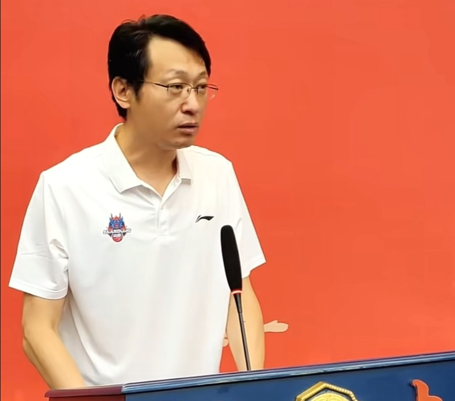 后,陈培东从界外回场后拿下球权准备反击时,裁判突然吹罚陈沛东出界