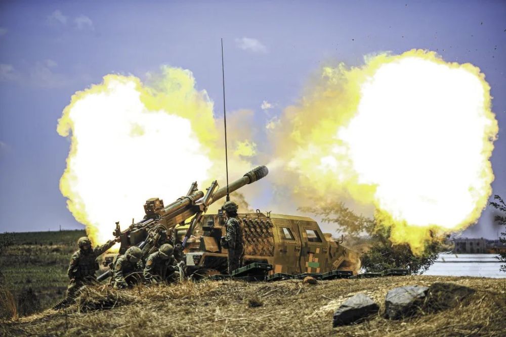 车载122毫米榴弹炮开火瞬间_腾讯新闻