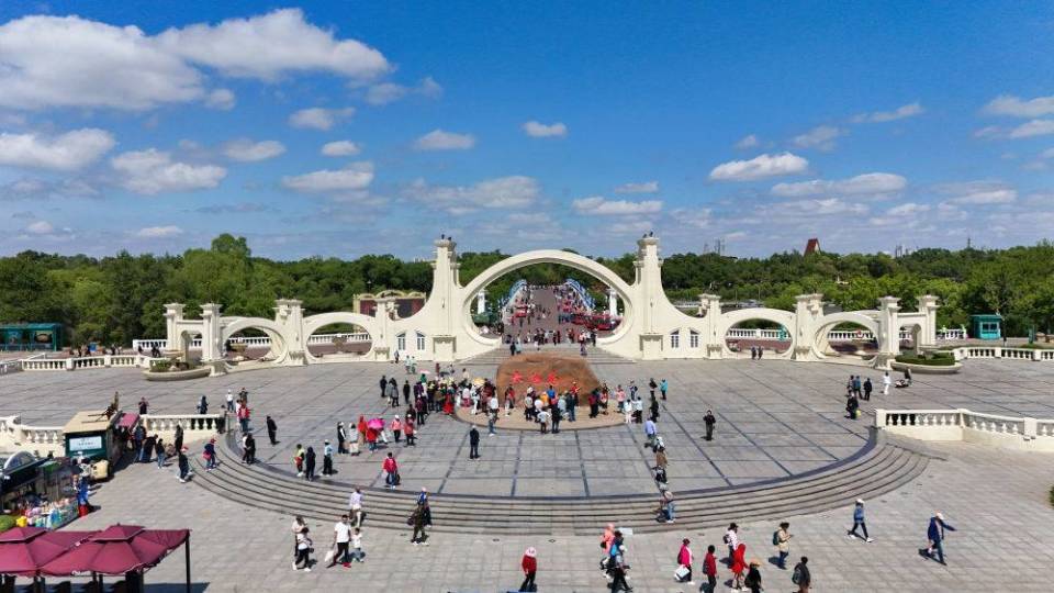 夏日里,太阳岛国家湿地公园水草丰美,绿意盎然,展现出"万顷松江