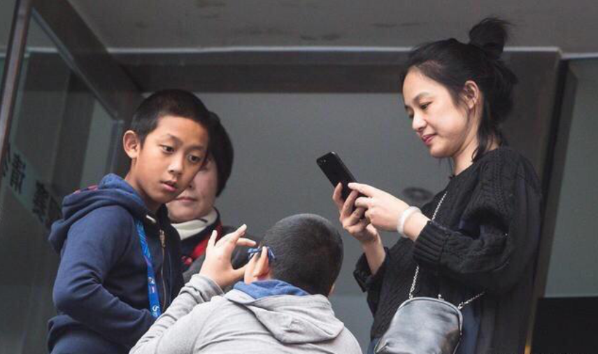 除了周韵生的两个孩子以外,姜文和前妻生的女儿,名字和两个弟弟如出一