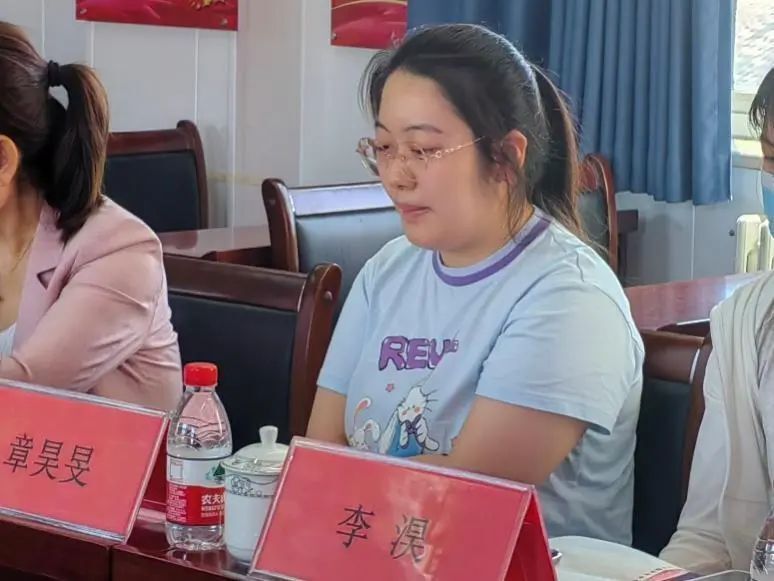 马坊镇社区卫生服务中心副主任赵宁等人的陪同下走