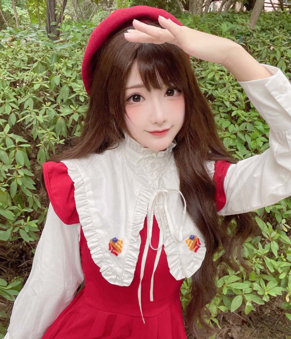 王者解说琪琪cos王昭君,红色女仆裙,可爱爆了,玩家:建模脸