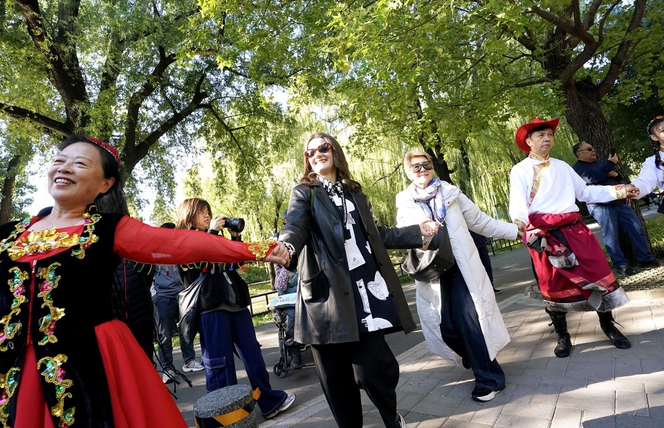 国际舞蹈大师打卡紫竹院、颐和园，与北京舞蹈爱好者即兴共舞