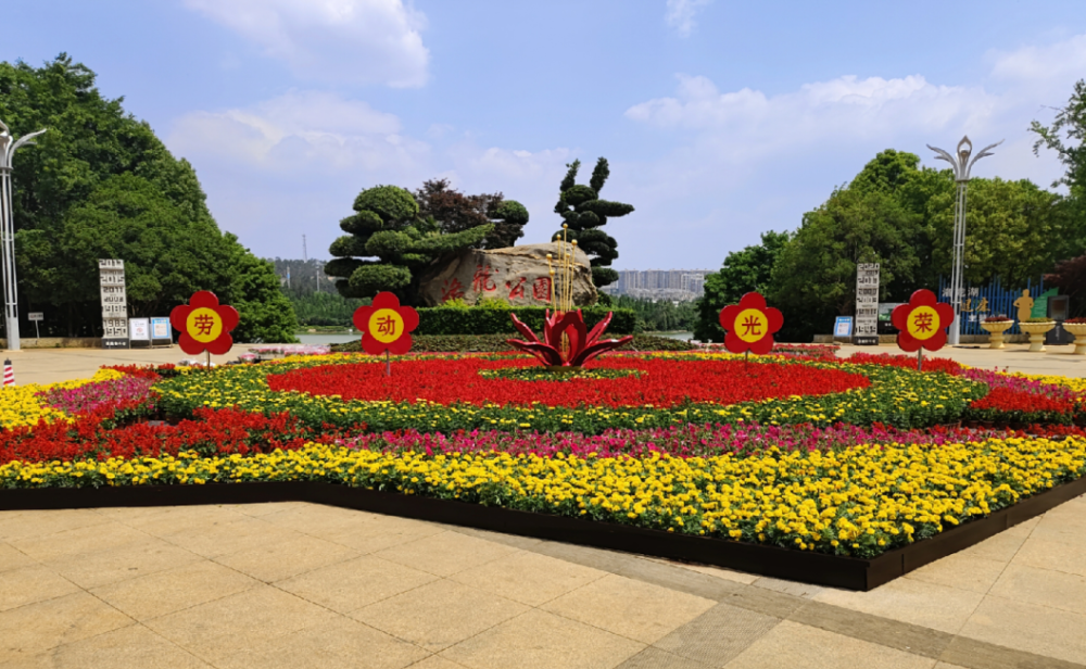 呈贡区在公园,道路节点以及立体花坛等关键位置精心设置了34处花卉