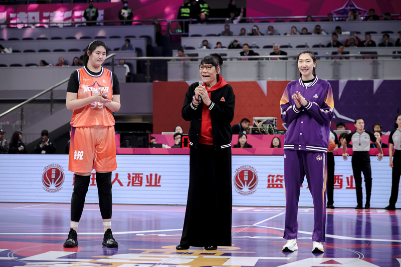 身高2.26米和姚明一样！中国女篮18岁小将张子宇热身赛表现惊艳！_腾讯新闻