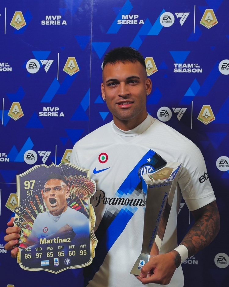 国米主帅小因扎吉领取了23/24赛季意甲最佳主帅奖杯,国米前锋劳塔罗