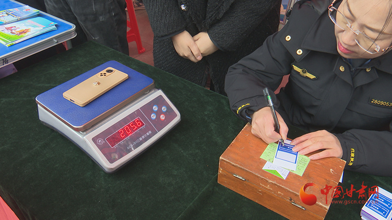 甘快看华亭市举办315国际消费者权益日宣传活动