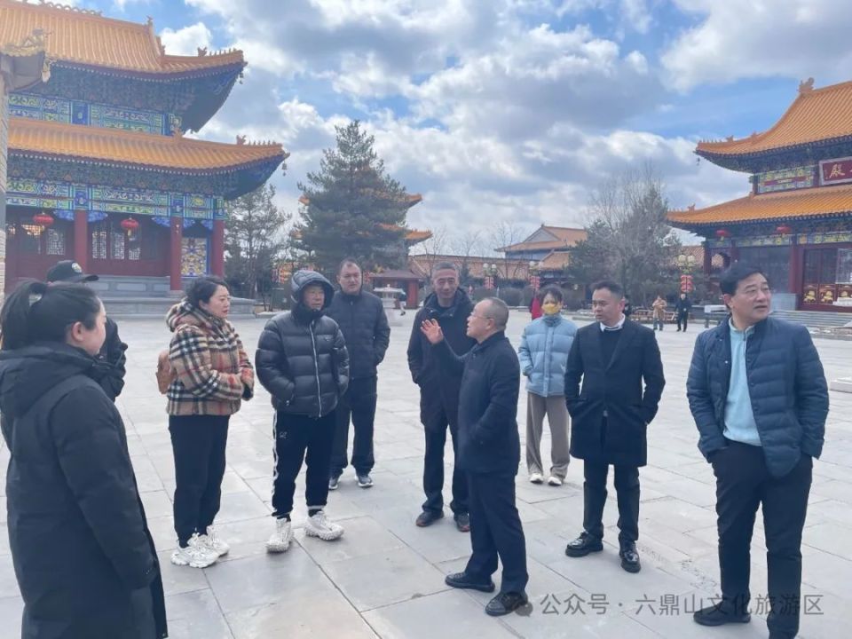 辽宁省红十字基金会副理事长张洪杰,著名艺人路遥一行6人赴六鼎山文化