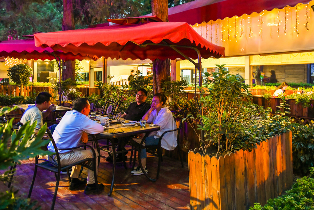 傍晚时分,来莫斯科餐厅面包坊的顾客多了起来,很多老顾客直奔柜台选购