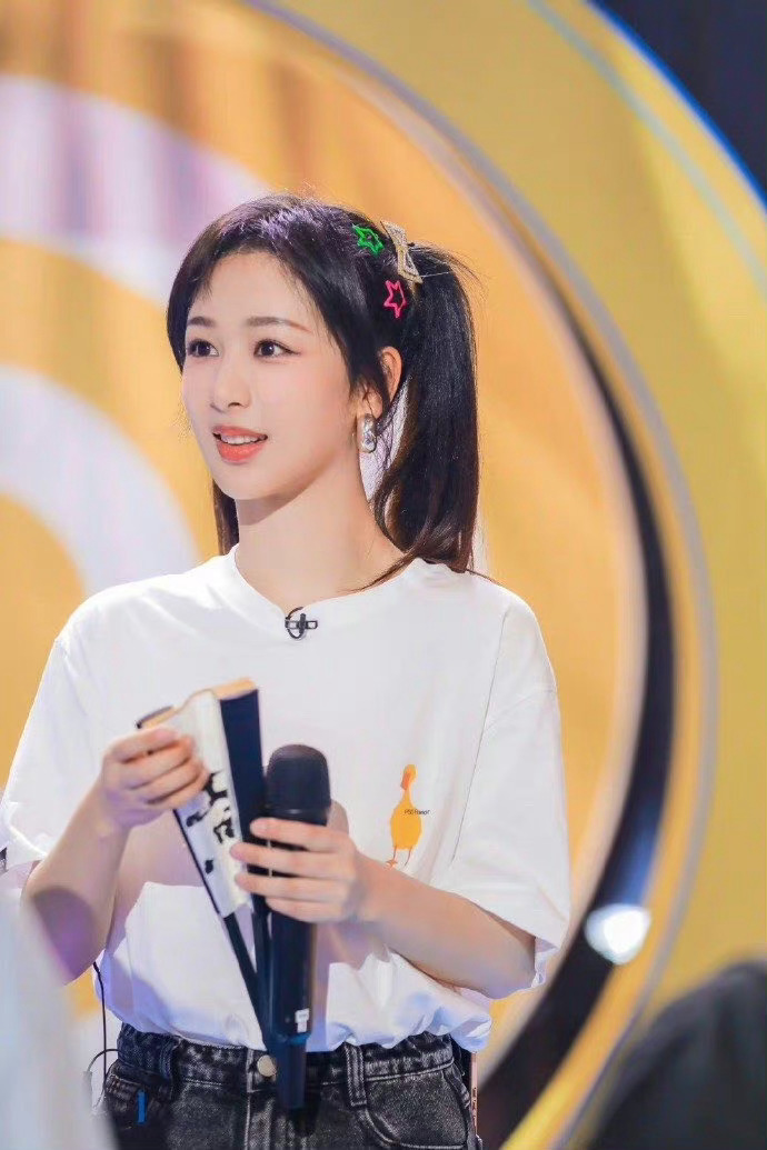 女明星的六一双马尾营业照!