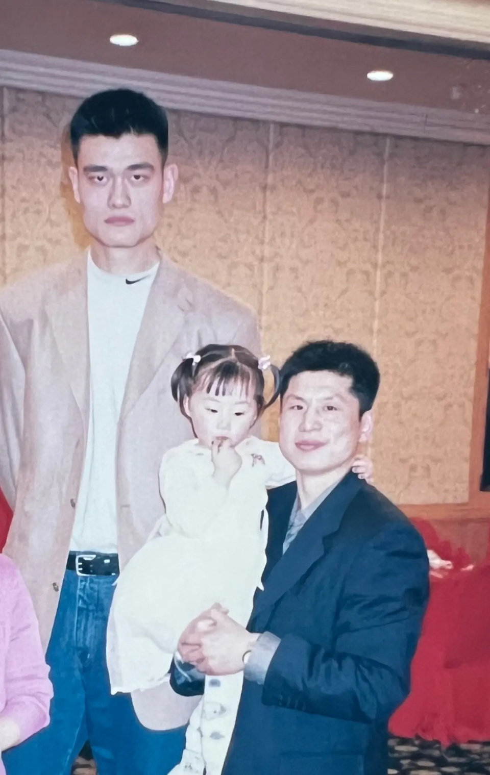 20年前就能与大姚,大郅,李楠,巩晓彬合影 这小姑娘什么水平?