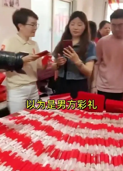 福建:女子出嫁苦着脸,陪嫁现金摆满一桌,网友:没数错有600万