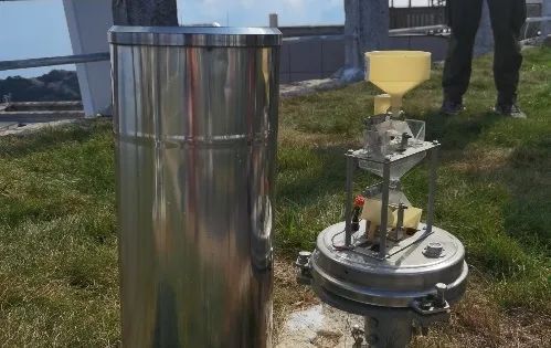 翻斗式雨量传感器最快捷方便的办法毋容置疑是将桶放在地面上收集雨水