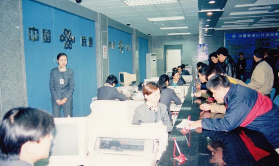 图为湖南联通营业厅于1998年率先推出低柜台服务在助老服务方面