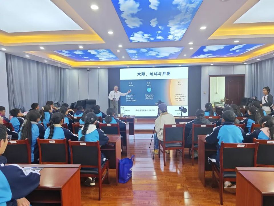 馆6位业界资深科普专家赴稻城,乡城,理塘,巴塘4县多所中小学校开讲,以