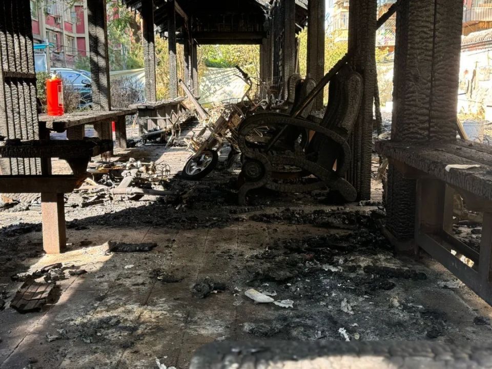 "爆炸声不断,跟放炮似的