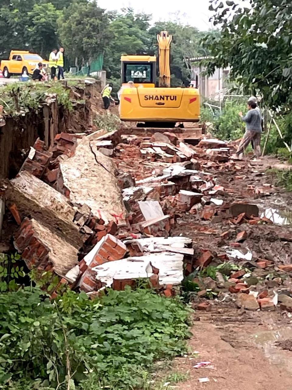 江苏新沂一服务区围墙凌晨倒塌,工作人员:此前曾加固,持续下雨所致