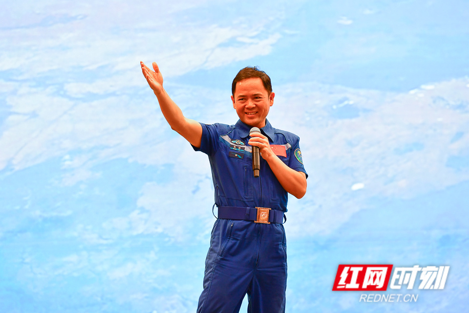 组图| 英雄航天员张陆载誉归"湘"讲述飞天梦_腾讯新闻