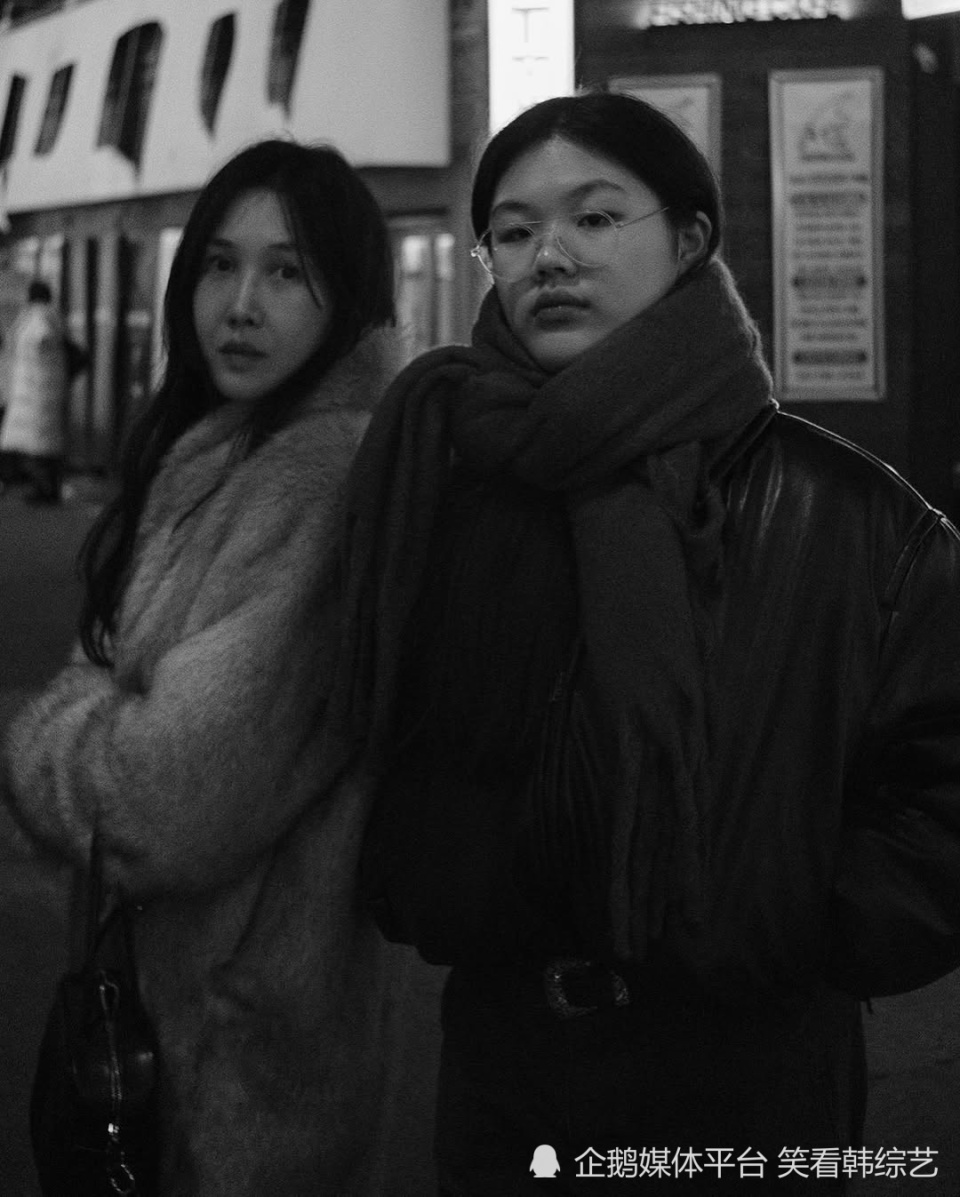 严泰雄妻子尹慧珍的生活点滴，母女话剧之旅，时尚与温馨_腾讯新闻