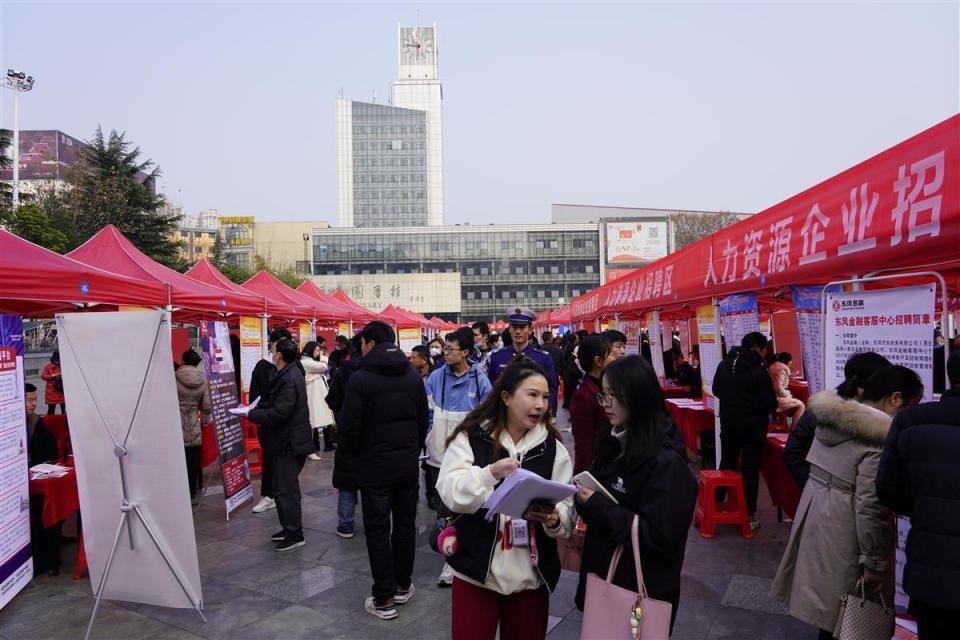 湖北十堰市举行首场春风行动现场招聘会1311人达成就业意向