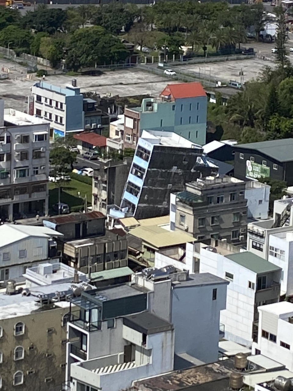 梦见地震了大楼倒塌（梦见地震大楼倒塌自己没事） 梦见解

动
了大楼坍毁
（梦见解

动
大楼坍毁
本身
没事） 卜算大全