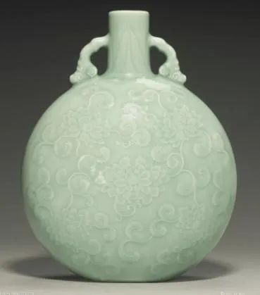 北京保利拍卖丨以器载道：清乾隆粉青釉青花八吉祥纹螭耳抱月瓶-腾讯新闻