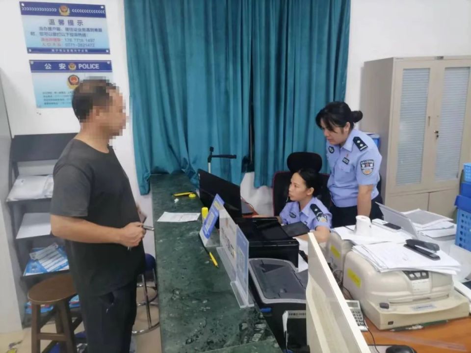 点执勤的南宁市公安局沙井派出所民警接到一名忘带身份证考生的求助