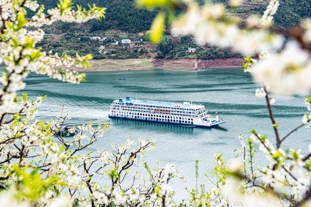 重庆巫山一江碧水满山雪