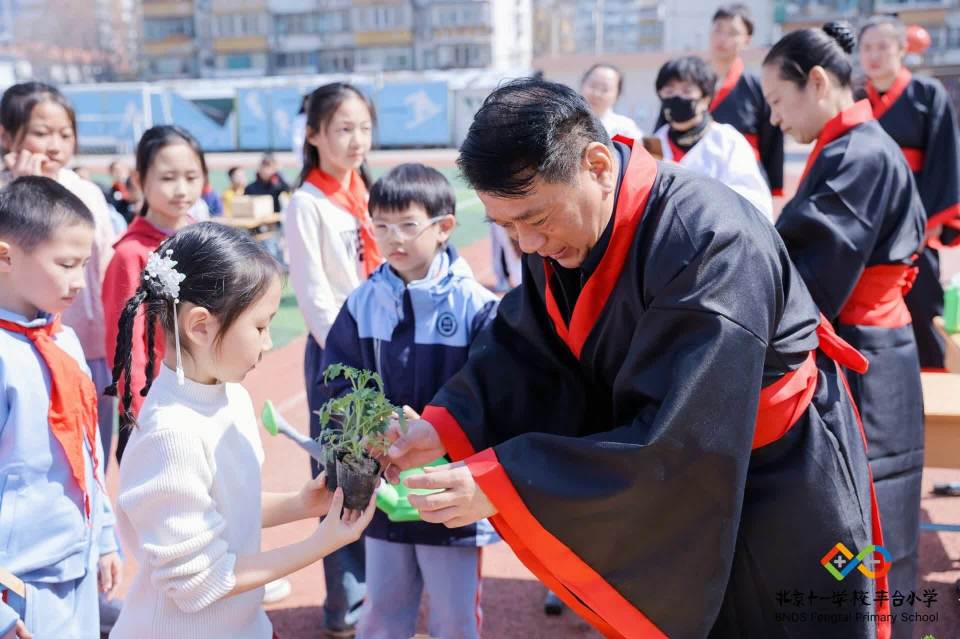 北京十一学校丰台小学开启第三届春耕节