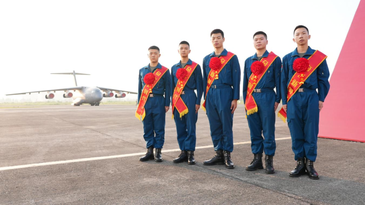 眉山5名学子坐着运-20去报到,简直太～酷～啦