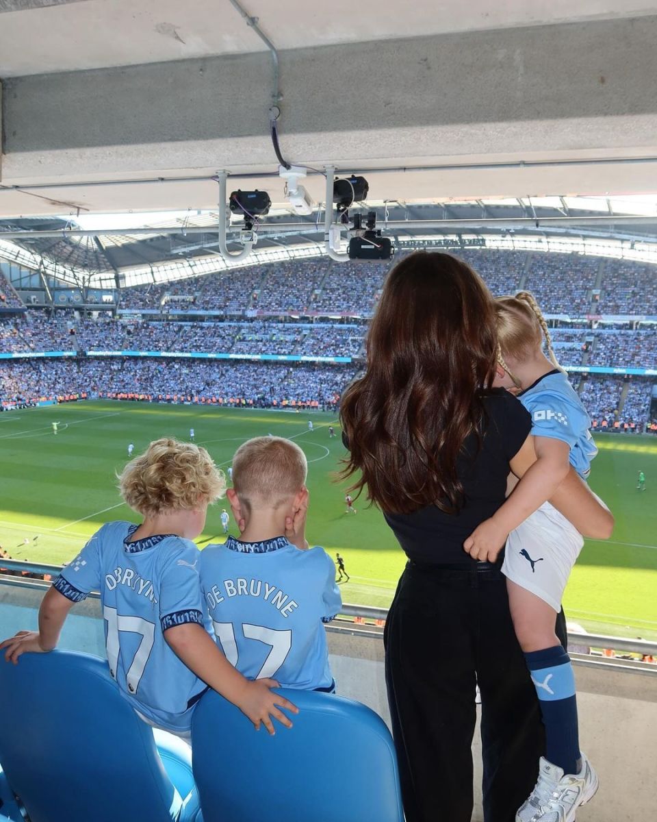 丁嫂好靓05德布劳内妻子晒照庆祝夺冠05展示英超冠军奖牌