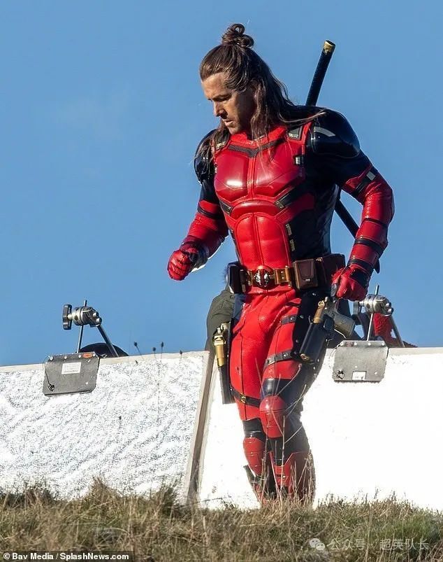 《死侍3》最新照片：长发死侍登场，三个死侍同框_腾讯新闻