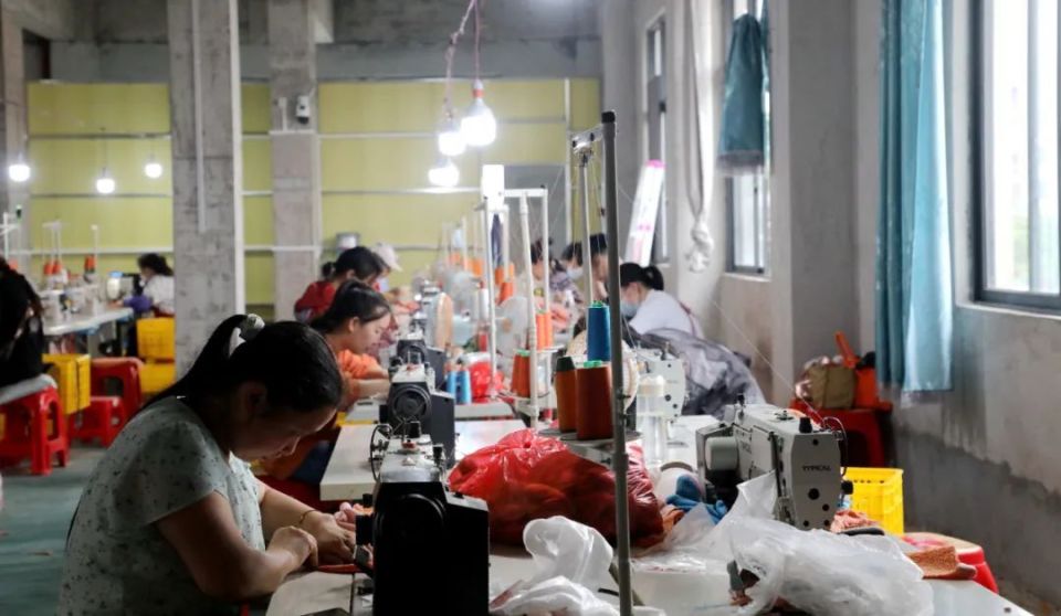 毛绒玩具加工忙 拓宽群众增收路