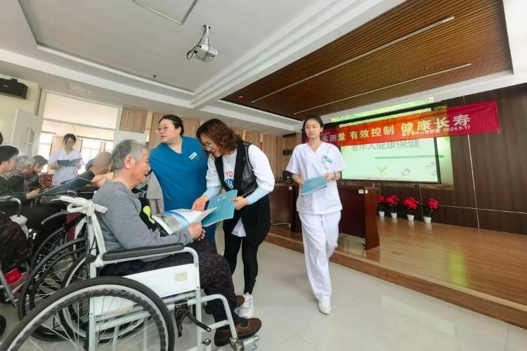 现场,血透室护士长张俊红等工作人员还为老年人分发健康手册,宣讲健康