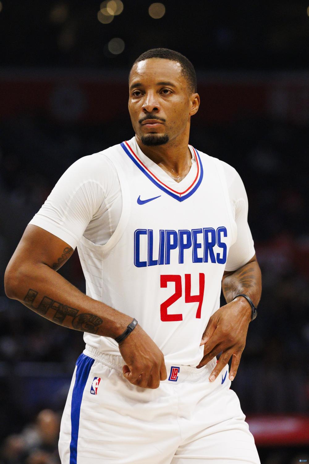 板凳双匪!鲍威尔&泰斯半场合计7中6 合砍19分3板3助0失误_腾讯新闻